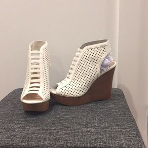 White platform size 6 shoes